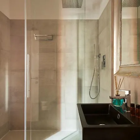 3 Master Bedrooms With Balcony On The River With Views Florence