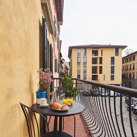3 Master Bedrooms With Balcony On The River With Views