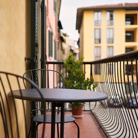 3 Master Bedrooms With Balcony On The River With Views Florence