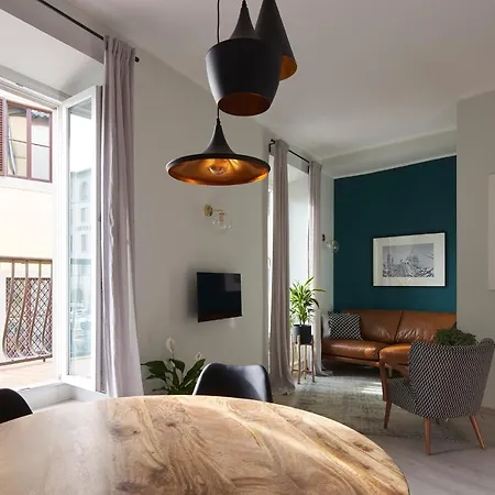 3 Master Bedrooms With Balcony On The River With Views Apartment