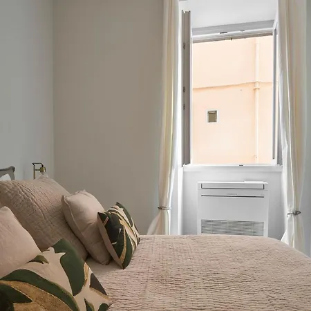 3 Master Bedrooms With Balcony On The River With Views Apartment Florence
