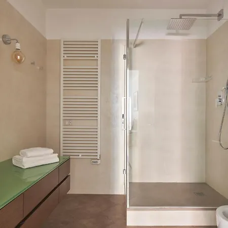 3 Master Bedrooms With Balcony On The River With Views *