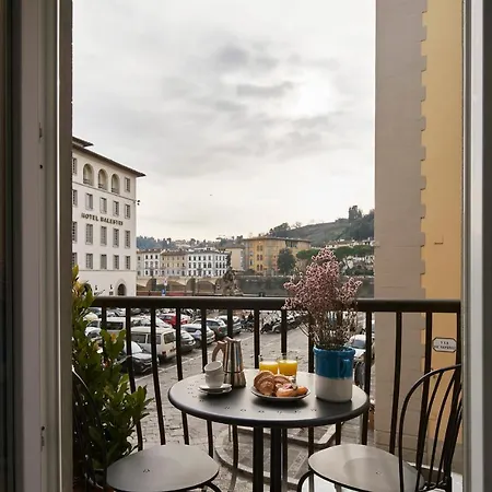 3 Master Bedrooms With Balcony On The River With Views Apartment