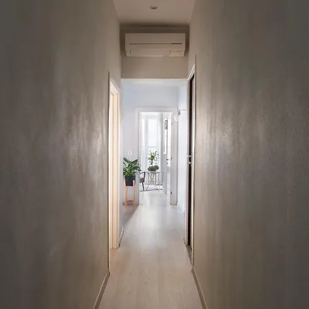 3 Master Bedrooms With Balcony On The River With Views Apartment