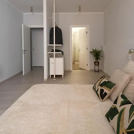 3 Master Bedrooms With Balcony On The River With Views *