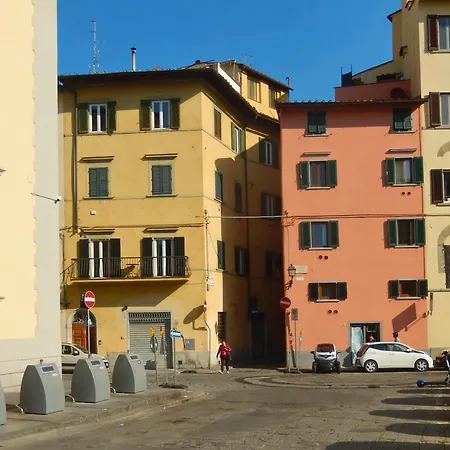 3 Master Bedrooms With Balcony On The River With Views Florence
