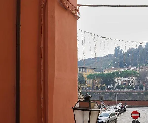 3 Master Bedrooms With Balcony On The River With Views Daire