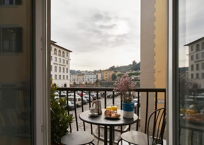 3 Master Bedrooms With Balcony On The River With Views Daire