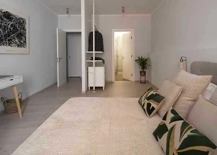 3 Master Bedrooms With Balcony On The River With Views *